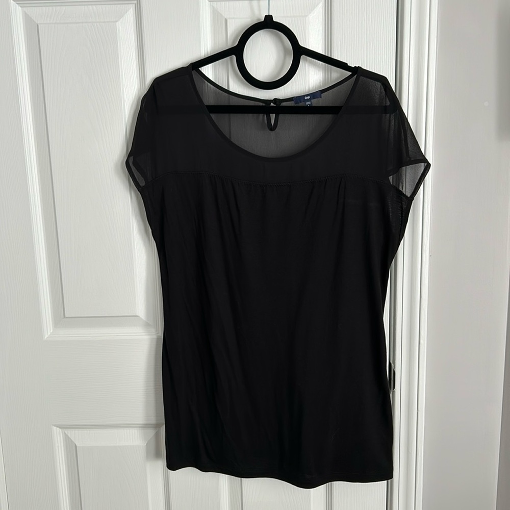 Gap L s/s top with sheer paneling at top neckline front and back